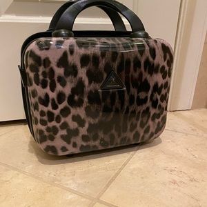 Triforce hard side beauty case